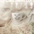 Biała filiżanka porcelanowa 500 ml ze spodkiem - napis dom jest tam gdzie jest mama ze złotym sercem dla mamy na Dzień Matki Zbliżenie na złote zdobienie serca na białym filiżance porcelanowej ze spodkiem - Dom jest tam, gdzie jest Mama