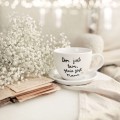 Biała filiżanka porcelanowa 500 ml ze spodkiem - napis dom jest tam gdzie jest mama ze złotym sercem dla mamy na Dzień Matki Filiżanka porcelanowa ze złotym sercem ze spodkiem - Dom jest tam, gdzie jest Mama nadzwyczajnie.mom — widok z boku na