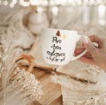 Biały kubek porcelanowy 300 ml - napis Pani najlepsza z najlepszych dla nauczycielki na Dzień Nauczyciela Zbliżenie na złote zdobienie na białym kubku porcelanowym Pani najlepsza z najlepszych nadzwyczajnie.mom