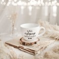 Biały kubek porcelanowy 500 ml - napis najlepszy nauczyciel dla nauczyciela na Dzień Nauczyciela Zbliżenie na złote zdobienie na białym kubku porcelanowym Kubek najlepszego nauczyciela nadzwyczajnie.mom