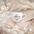 Biały kubek porcelanowy 500 ml - napis najlepszy nauczyciel dla nauczyciela na Dzień Nauczyciela Kubek porcelanowy ze złotym zdobieniem Kubek najlepszego nauczyciela nadzwyczajnie.mom — widok z boku na białym tle