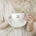 Biała Filiżanka Porcelanowa z Personalizacją 250 ml ze Spodkiem - Twój Napis dla Bliskiej Osoby na Każdą Okazję Biały filiżanka ze złotym zdobieniem nadzwyczajnie.mom Biała Filiżanka Porcelanowa z Personalizacją 250 ml ze Spodkiem -