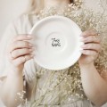 Biała Filiżanka Porcelanowa z Personalizacją 250 ml ze Spodkiem - Twój Napis dla Bliskiej Osoby na Każdą Okazję Biały filiżanka ze złotym zdobieniem nadzwyczajnie.mom Biała Filiżanka Porcelanowa z Personalizacją 250 ml ze Spodkiem -