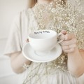 Biała Filiżanka Porcelanowa z Personalizacją 250 ml ze Spodkiem - Twój Napis dla Bliskiej Osoby na Każdą Okazję Biały filiżanka ze złotym zdobieniem nadzwyczajnie.mom Biała Filiżanka Porcelanowa z Personalizacją 250 ml ze Spodkiem -