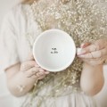 Biała Filiżanka Porcelanowa z Personalizacją 250 ml ze Spodkiem - Twój Napis dla Bliskiej Osoby na Każdą Okazję Filiżanka porcelanowa ze złotym zdobieniem Biała Filiżanka Porcelanowa z Personalizacją 250 ml ze Spodkiem - Twój Napis