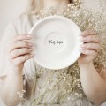 Biała Filiżanka Porcelanowa z Personalizacją 250 ml ze Spodkiem - Twój Napis dla Bliskiej Osoby na Każdą Okazję pisany-na-spodku.jpg