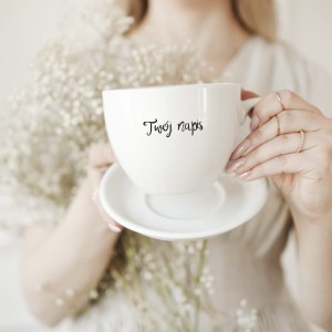 Biała filiżanka porcelanowa z talerzykiem z personalizacją 500 ml - twój napis na każdą okazję dla bliskiej osoby