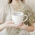 Biały Kubek Porcelanowy z Personalizacją 300 ml - Twój Napis dla Bliskiej Osoby na Każdą Okazję Kubek porcelanowy ze złotym zdobieniem Biały Kubek Porcelanowy z Personalizacją 300 ml - Twój Napis dla Bliskiej Osoby na