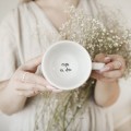 Biały Kubek Porcelanowy z Personalizacją 300 ml - Twój Napis dla Bliskiej Osoby na Każdą Okazję Zbliżenie na złote zdobienie na białym kubku porcelanowym Biały Kubek Porcelanowy z Personalizacją 300 ml - Twój Napis