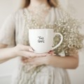 Biały Kubek Porcelanowy z Personalizacją 300 ml - Twój Napis dla Bliskiej Osoby na Każdą Okazję Biały kubek ze złotym zdobieniem nadzwyczajnie.mom Biały Kubek Porcelanowy z Personalizacją 300 ml - Twój Napis dla