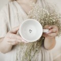 Biały kubek porcelanowy z personalizacją 300 ml - czarne logo lub grafika na każdą okazję Zbliżenie na złote zdobienie na białym kubku porcelanowym z Twoim logo lub grafiką w kolorze czarnym nadzwyczajnie.mom