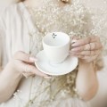 Biała filiżanka porcelanowa z personalizacją 100 ml - czarne logo lub grafika dla firmy na każdą okazję Filiżanka porcelanowa ze złotym zdobieniem z Twoim logo lub grafiką w kolorze czarnym nadzwyczajnie.mom — widok z boku na