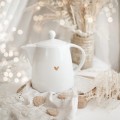 Biały Dzbanek Porcelanowy 1 litr - Motyw Złotego Serca dla Gospodarzy na Parapetówkę Zbliżenie na złote zdobienie na białym produkcie porcelanowym Biały Dzbanek Porcelanowy 1 litra - Motyw Złotego Serca dla