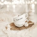 Zestaw 2 białych filiżanek porcelanowych ze spodkami 250 ml - napis razem nawet na koniec świata na rocznicę dla pary Zbliżenie na złote zdobienie na białym filiżance porcelanowej filiżanek 250 ml ze spodkami - Razem nawet na koniec świata