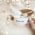 Zestaw 2 białych filiżanek porcelanowych ze spodkami 250 ml - napis razem nawet na koniec świata na rocznicę dla pary Filiżanka porcelanowa ze złotym zdobieniem filiżanek 250 ml ze spodkami - Razem nawet na koniec świata nadzwyczajnie.mom —