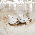 Zestaw 2 białych filiżanek porcelanowych ze spodkami 250 ml - napis razem nawet na koniec świata na rocznicę dla pary Biały filiżanka porcelanowa nadzwyczajnie.mom ze złotym zdobieniem i napisem filiżanek 250 ml ze spodkami - Razem nawet na