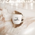 Biały kubek porcelanowy 300 ml - motyw ziół dla miłośników herbat i naparów na urodziny Zbliżenie na złote zdobienie na białym kubku porcelanowym Legalne Ziółka nadzwyczajnie.mom