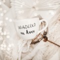 Biały Kubek Porcelanowy 500 ml - Napis Wiaderko Na Kawę dla Kawosza na Urodziny Biały kubek ze złotym zdobieniem nadzwyczajnie.mom Biały Kubek Porcelanowy 500 ml - Napis Wiaderko Na Kawę dla Kawosza na