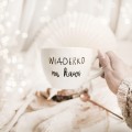 Biały Kubek Porcelanowy 500 ml - Napis Wiaderko Na Kawę dla Kawosza na Urodziny Eleganckie opakowanie prezentowe kubka porcelanowego ze złotym zdobieniem nadzwyczajnie.mom — Biały Kubek Porcelanowy 500