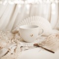 Biały Kubek Porcelanowy 500 ml - Motyw Złotego Serca z Napisem Dobrze, że Jesteś na Dnie dla Ukochanej Osoby na Walentynki Zbliżenie na złote zdobienie na białym kubku porcelanowym Biały Kubek Porcelanowy 500 ml - Motyw Złotego Serca z Napisem