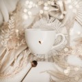 Biały Kubek Porcelanowy 500 ml - Motyw Złotego Serca z Napisem Dobrze, że Jesteś na Dnie dla Ukochanej Osoby na Walentynki Eleganckie opakowanie prezentowe kubka porcelanowego ze złotym zdobieniem nadzwyczajnie.mom — Biały Kubek Porcelanowy 500