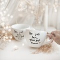 Zestaw kubków 500 ml - Dom jest tam, gdzie jest tata Dom jest tam, gdzie jest Mama ZŁOTE SERCE Zbliżenie na złote zdobienie serca na białym zestawie porcelanowym kubków 500 ml - Dom jest tam, gdzie jest tata Dom jest