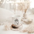 Biały kubek porcelanowy 300 ml - Złote serce i napis cześć miśku dla chłopaka na walentynki Kubek porcelanowy ze złotym sercem Cześć miśku nadzwyczajnie.mom — widok z boku na białym tle