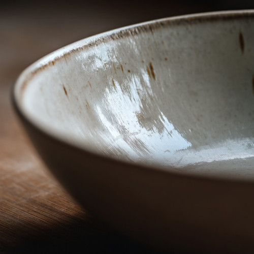 Porcelana handmade vs produkcja masowa – dlaczego warto wybierać tworzone z sercem?